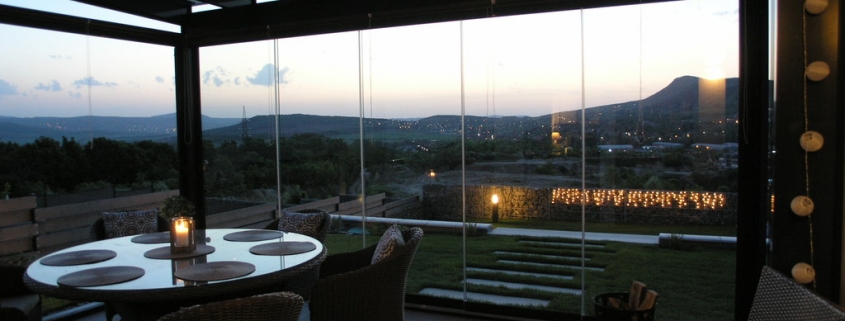 ÜVEGAJTÓ – ÜRÖM