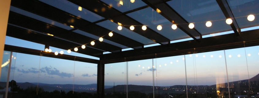 ÜVEGAJTÓ – ÜRÖM