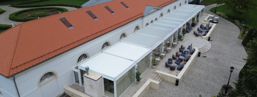 Műemlék épülethez csatlakozó modern pergola